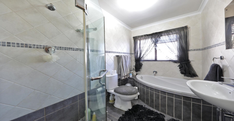 4 Bedroom Property for Sale in Panorama Western Cape